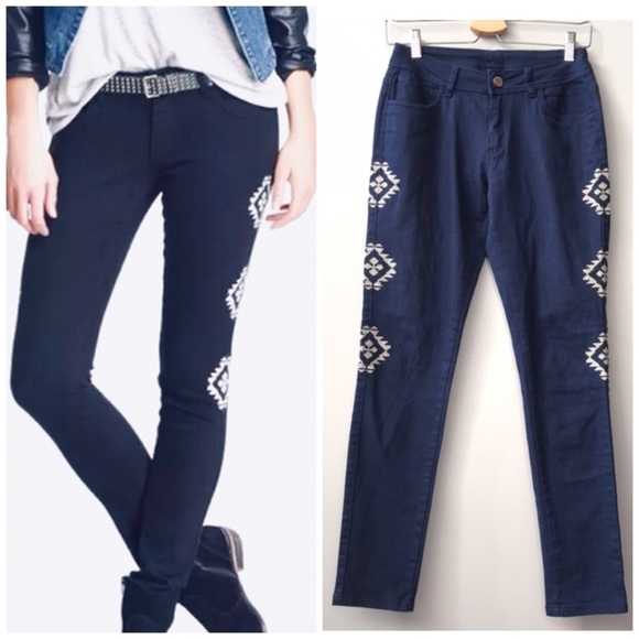 ROMEO & JULIET COUTURE Embroidered Jeans - Picture 1 of 8